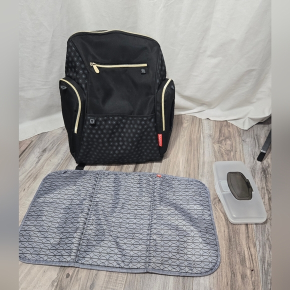 Fisher-Price Fashion diaper backpack Black With Pad And Wipes Holder - Picture 2 of 11